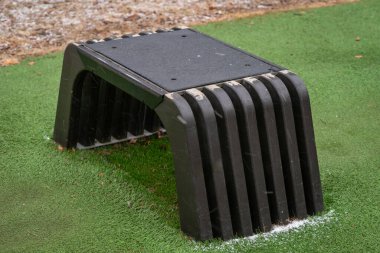 Açık hava spor salonu. Spor simülatörleri. Spor aletleri. Spor için ağırlık antrenman ekipmanlarıyla şehir dışı spor sahası. Spor ve dinlenme alanı. Sokak çalışması.