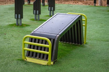 Açık hava spor salonu. Spor simülatörleri. Spor aletleri. Spor için ağırlık antrenman ekipmanlarıyla şehir dışı spor sahası. Spor ve dinlenme alanı. Sokak çalışması.