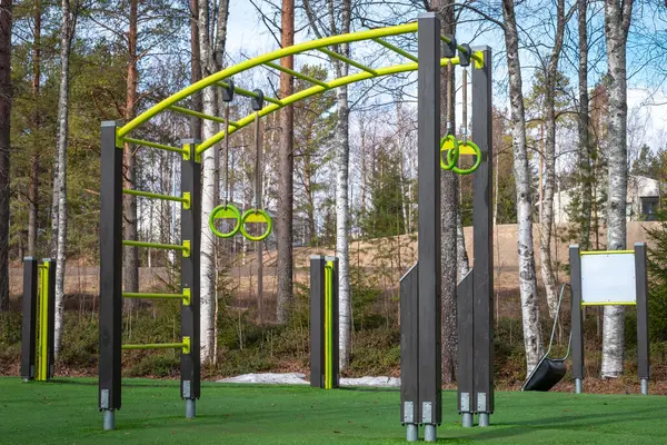 Açık hava spor salonu. Spor simülatörleri. Spor aletleri. Spor için ağırlık antrenman ekipmanlarıyla şehir dışı spor sahası. Spor ve dinlenme alanı. Sokak çalışması.