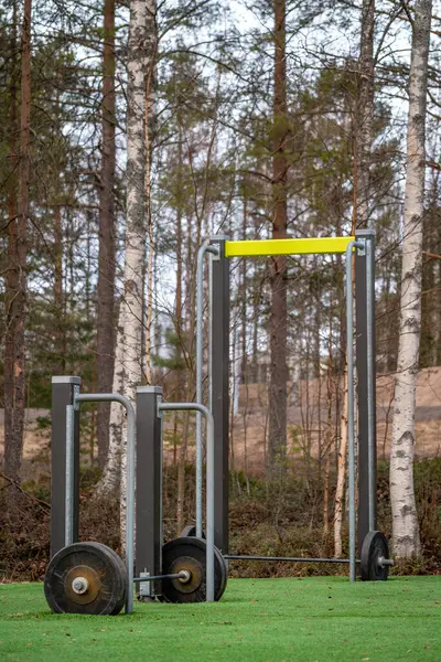 Halter. Açık hava spor salonu. Spor simülatörleri. Spor aletleri. Spor için ağırlık antrenman ekipmanlarıyla şehir dışı spor sahası. Spor ve dinlenme alanı. Sokak çalışması.