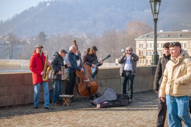 Sokak müzisyenleri. Eski Prag Kasabası 'ndaki tarihi Charles Köprüsü' nde (Karluv Most) turistler ve yerel halk için bir caz grubu sahne alacak. Çek Cumhuriyeti - 24 Şubat 2025.