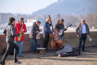 Sokak müzisyenleri. Eski Prag Kasabası 'ndaki tarihi Charles Köprüsü' nde (Karluv Most) turistler ve yerel halk için bir caz grubu sahne alacak. Çek Cumhuriyeti - 24 Şubat 2025.