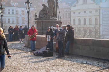 Sokak müzisyenleri. Eski Prag Kasabası 'ndaki tarihi Charles Köprüsü' nde (Karluv Most) turistler ve yerel halk için bir caz grubu sahne alacak. Çek Cumhuriyeti - 24 Şubat 2025.