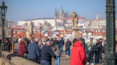Sokak müzisyenleri. Eski Prag Kasabası 'ndaki tarihi Charles Köprüsü' nde (Karluv Most) turistler ve yerel halk için bir caz grubu sahne alacak. Çek Cumhuriyeti - 24 Şubat 2025.