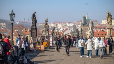 Prag 'daki ünlü Charles köprüsünde yürüyen turistler. Çek Cumhuriyeti. 24 Şubat 2025.