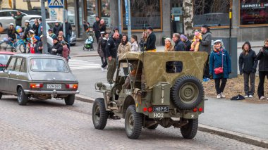 WillYS MB 'de. Geleneksel olarak 1 Mayıs 'ta retro arabalar şehrinde yıllık gezi. Çok eski bir Amerikan hafif retro arabası. Oulu, Finlandiya - 1 Mayıs 2025