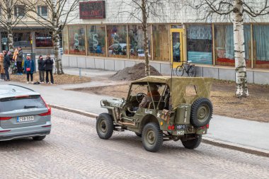 WillYS MB 'de. Geleneksel olarak 1 Mayıs 'ta retro arabalar şehrinde yıllık gezi. Çok eski bir Amerikan hafif retro arabası. Oulu, Finlandiya - 1 Mayıs 2025
