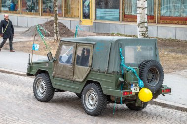 Volkswagen askeri aracı. Geleneksel olarak 1 Mayıs 'ta retro arabalar şehrinde yıllık gezi. Eski ordu ışığı retro arabası. Oulu, Finlandiya - 1 Mayıs 2025