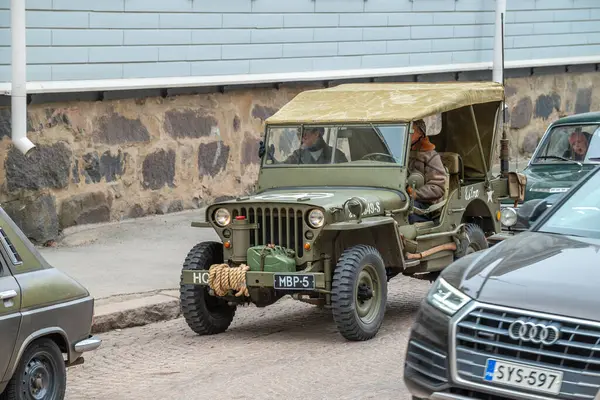 WillYS MB 'de. Geleneksel olarak 1 Mayıs 'ta retro arabalar şehrinde yıllık gezi. Çok eski bir Amerikan hafif retro arabası. Oulu, Finlandiya - 1 Mayıs 2025