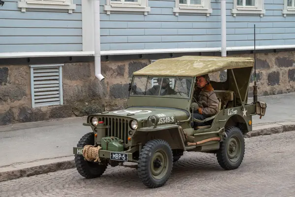 WillYS MB 'de. Geleneksel olarak 1 Mayıs 'ta retro arabalar şehrinde yıllık gezi. Çok eski bir Amerikan hafif retro arabası. Oulu, Finlandiya - 1 Mayıs 2025