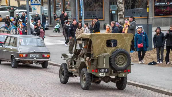 WillYS MB 'de. Geleneksel olarak 1 Mayıs 'ta retro arabalar şehrinde yıllık gezi. Çok eski bir Amerikan hafif retro arabası. Oulu, Finlandiya - 1 Mayıs 2025