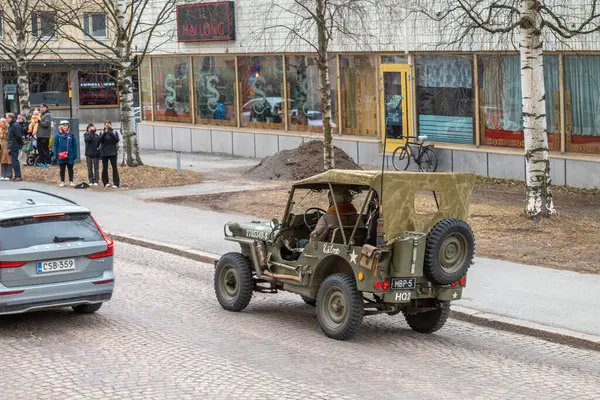 WillYS MB 'de. Geleneksel olarak 1 Mayıs 'ta retro arabalar şehrinde yıllık gezi. Çok eski bir Amerikan hafif retro arabası. Oulu, Finlandiya - 1 Mayıs 2025