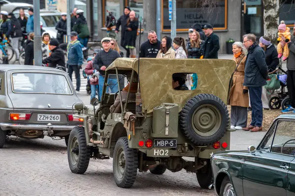 WillYS MB 'de. Geleneksel olarak 1 Mayıs 'ta retro arabalar şehrinde yıllık gezi. Çok eski bir Amerikan hafif retro arabası. Oulu, Finlandiya - 1 Mayıs 2025