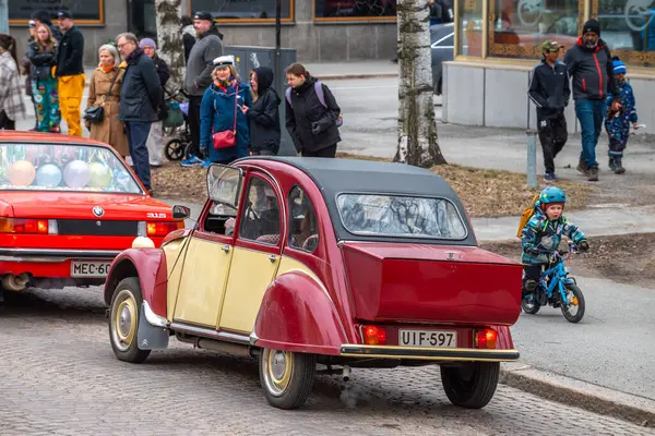 Citroen. Şehir caddesi boyunca eski model güzel bir araba sürüyor. Geleneksel klasik eski araba şehir gezisi. Oulu, Finlandiya - 1 Mayıs 2025