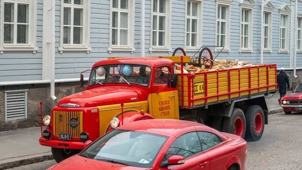Çok güzel, antika bir Volvo kamyonet, Finlandiya saunası için yakacak odun taşır. Klasik antika arabalar şehrinde geleneksel yıllık gezi. Oulu, Finlandiya - 1 Mayıs 2025.