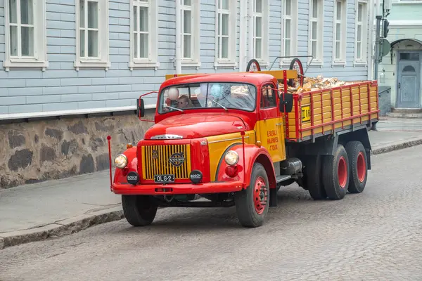 Çok güzel, antika bir Volvo kamyonet, Finlandiya saunası için yakacak odun taşır. Klasik antika arabalar şehrinde geleneksel yıllık gezi. Oulu, Finlandiya - 1 Mayıs 2025.