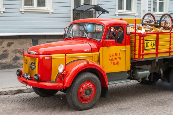 Çok güzel, antika bir Volvo kamyonet, Finlandiya saunası için yakacak odun taşır. Klasik antika arabalar şehrinde geleneksel yıllık gezi. Oulu, Finlandiya - 1 Mayıs 2025.