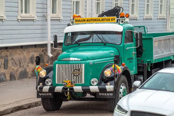 Çok hoş bir antika deniz yeşili Volvo kamyonu. Geleneksel klasik eski araba şehir gezisi. Oulu, Finlandiya - 1 Mayıs 2025