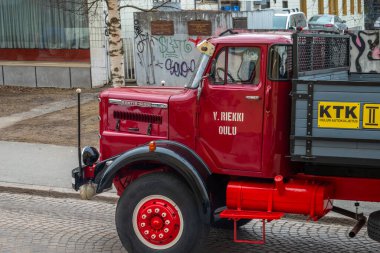 Güzel antika kırmızı Volvo kamyonet şehir caddesi boyunca sürüyor. Geleneksel klasik eski araba şehir gezisi. Oulu, Finlandiya - 1 Mayıs 2025