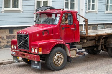 Güzel antika kırmızı Volvo kamyonet şehir caddesi boyunca sürüyor. Geleneksel klasik eski araba şehir gezisi. Oulu, Finlandiya - 1 Mayıs 2025