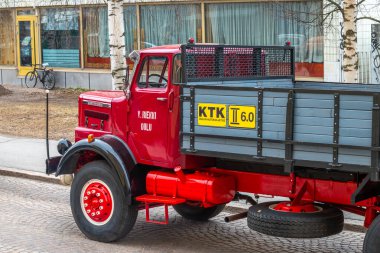 Güzel antika kırmızı Volvo kamyonet şehir caddesi boyunca sürüyor. Geleneksel klasik eski araba şehir gezisi. Oulu, Finlandiya - 1 Mayıs 2025