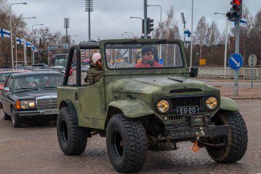Eski model bir Toyota Land Cruiser cipi. Ordu savaş arabası. Geleneksel olarak 1 Mayıs 'ta retro arabalar şehrinde yıllık gezi. Oulu, Finlandiya - 1 Mayıs 2025