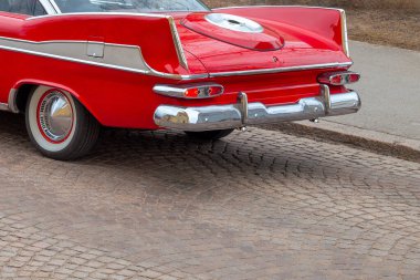 Arka planda kaldırım taşları olan eski bir araba. Arabanın arkası. Yan görünüm.