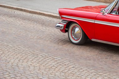 Arka planda kaldırım taşları olan eski bir araba. - Arabanın önüne. Yan görünüm.