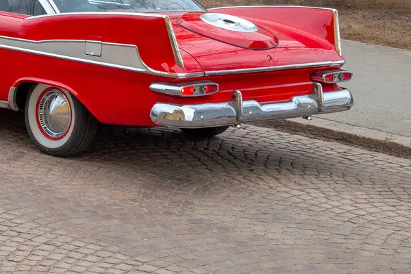 Arka planda kaldırım taşları olan eski bir araba. Arabanın arkası. Yan görünüm.