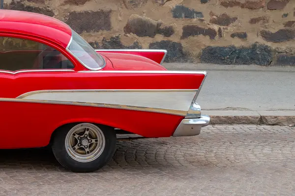 Arka planda kaldırım taşları olan eski bir araba. Arabanın arkası. Yan görünüm.