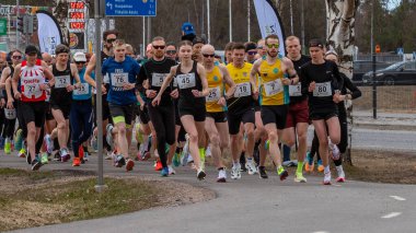 Toplu atletizm yarışı. Birçok koşucu yol yarışında. Sağlıklı yaşam tarzı kavramı. Kempele, Finlandiya - 2025, 10 Mayıs.