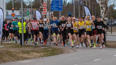 Toplu atletizm yarışı. Birçok koşucu yol yarışında. Sağlıklı yaşam tarzı kavramı. Kempele, Finlandiya - 2025, 10 Mayıs.
