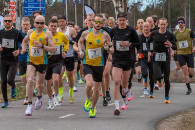 Toplu atletizm yarışı. Birçok koşucu yol yarışında. Sağlıklı yaşam tarzı kavramı. Kempele, Finlandiya - 2025, 10 Mayıs.