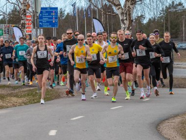 Toplu atletizm yarışı. Birçok koşucu yol yarışında. Sağlıklı yaşam tarzı kavramı. Kempele, Finlandiya - 2025, 10 Mayıs.