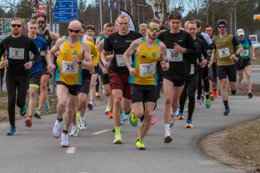 Toplu atletizm yarışı. Birçok koşucu yol yarışında. Sağlıklı yaşam tarzı kavramı. Kempele, Finlandiya - 2025, 10 Mayıs.