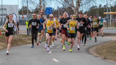Toplu atletizm yarışı. Birçok koşucu yol yarışında. Sağlıklı yaşam tarzı kavramı. Kempele, Finlandiya - 2025, 10 Mayıs.