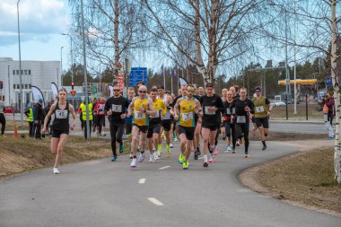 Toplu atletizm yarışı. Birçok koşucu yol yarışında. Sağlıklı yaşam tarzı kavramı. Kempele, Finlandiya - 2025, 10 Mayıs.