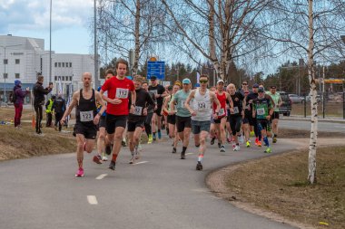 Toplu atletizm yarışı. Birçok koşucu yol yarışında. Sağlıklı yaşam tarzı kavramı. Kempele, Finlandiya - 2025, 10 Mayıs.