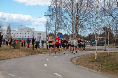 Toplu atletizm yarışı. Birçok koşucu yol yarışında. Sağlıklı yaşam tarzı kavramı. Kempele, Finlandiya - 2025, 10 Mayıs.