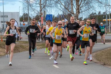 Toplu atletizm yarışı. Birçok koşucu yol yarışında. Sağlıklı yaşam tarzı kavramı. Kempele, Finlandiya - 2025, 10 Mayıs.