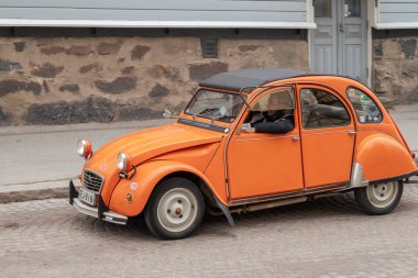 Citroen 'in kullandığı Retro Car caddede. Geleneksel eski araba gezisi şehrin sokaklarında yapılıyor. Oulu, Finlandiya - 1 Mayıs 2025