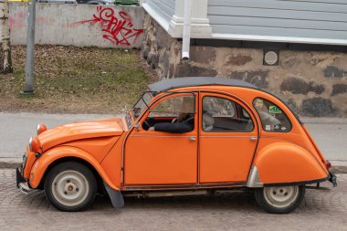 Citroen 'in kullandığı Retro Car caddede. Geleneksel eski araba gezisi şehrin sokaklarında yapılıyor. Oulu, Finlandiya - 1 Mayıs 2025