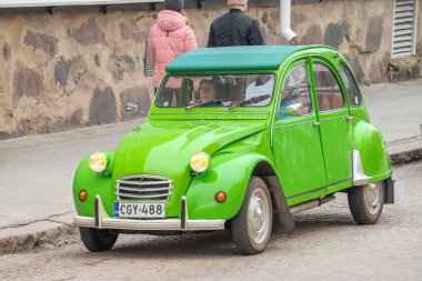 Citroen 'in kullandığı Retro Car caddede. Geleneksel eski araba gezisi şehrin sokaklarında yapılıyor. Oulu, Finlandiya - 1 Mayıs 2025