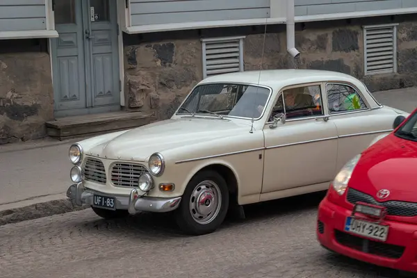 Volvo 'nun kullandığı Retro Car caddede. Geleneksel eski araba gezisi şehrin sokaklarında yapılıyor. Oulu, Finlandiya - 1 Mayıs 2025
