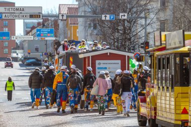 Mayıs Arifesi geleneksel bir öğrenci karnavalı günüdür. Öğrenciler liyakat uygulamaları ile renkli tulumlar giyerler. Şehrin sokaklarında şenlik yürüyüşü. Oulu, Finlandiya - 2025, 30 Nisan.