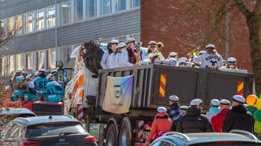 Mayıs Arifesi geleneksel bir öğrenci karnavalı günüdür. Törene ünlü bando grubu TeekkariTorvet eşlik ediyor. Oulu, Finlandiya - 2025, 30 Nisan.