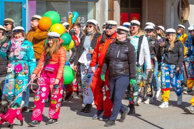 Mayıs Arifesi geleneksel bir öğrenci karnavalı günüdür. Öğrenciler liyakat uygulamaları ile renkli tulumlar giyerler. Şehrin sokaklarında şenlik yürüyüşü. Oulu, Finlandiya - 2025, 30 Nisan.