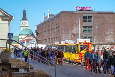 Mayıs Arifesi geleneksel bir öğrenci karnavalı günüdür. Öğrenciler liyakat uygulamaları ile renkli tulumlar giyerler. Şehrin sokaklarında şenlik yürüyüşü. Oulu, Finlandiya - 2025, 30 Nisan.