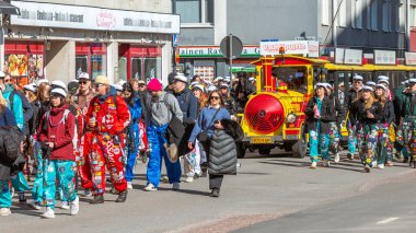 Mayıs Arifesi geleneksel bir öğrenci karnavalı günüdür. Öğrenciler liyakat uygulamaları ile renkli tulumlar giyerler. Şehrin sokaklarında şenlik yürüyüşü. Oulu, Finlandiya - 2025, 30 Nisan.