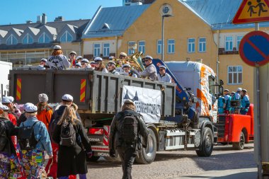 Mayıs Arifesi geleneksel bir öğrenci karnavalı günüdür. Törene ünlü bando grubu TeekkariTorvet eşlik ediyor. Oulu, Finlandiya - 2025, 30 Nisan.